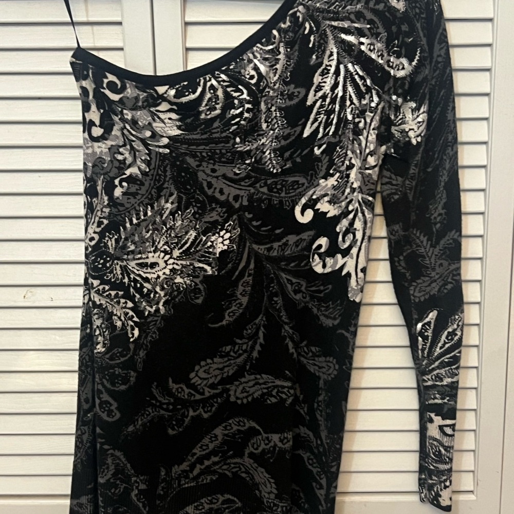One shoulder long sleeve sweater.